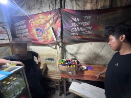 Sat Res Narkoba Polres Cirebon Kota Sita Puluhan Botol Miras Hasil Operasi