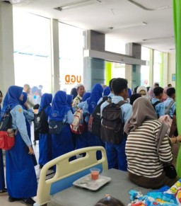 Diduga Keracunan MBG Puluhan Siswa SMPN 1 Kragan Masuk Ke Puskesmas Kragan