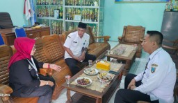 Kabid SMP Dinas Pendidikan Istichomati Berikan Panguatan Kepada Siswa Yang Keracunan Agar tidak Trauma