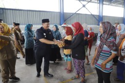 Bantu Petani,Bupati Jombang Borong Tomat dan Bagikan ke Warga