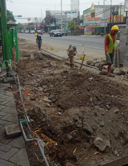 Pembangunan Trotoar Jalan KH Abdurrahman Wahid Jombang Disorot Warga dan DPRD Jombang