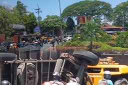 Truk Bermuatan Tebu Terguling di Bundaran Patung Panglima Sudirman, Arus Lalu Lintas Tersendat