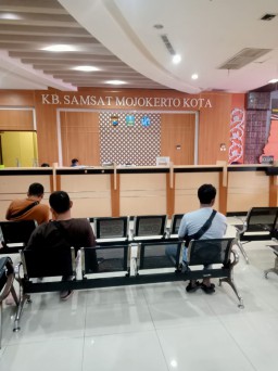 Pelayanan Humanis Samsat Mojokerto Kota Dapat Apresiasi dari Warga