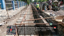 Pekerja Trotoar Jalan Kusuma Bangsa Diduga Abaikan K3, Kontraktor dan Perkim Disorot