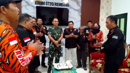 DPC LSM Harimau Rembang Bawa Kue Ulang Tahun HUT TNI ke-80 ke Kodim Rembang