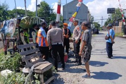 Diduga Terobos Palang Pintu, Seorang Pemotor Terhantam KA Anjasmoro. Selengkapnya ????