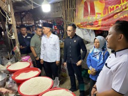 Satgas Pangan Polres Cirebon Kota Lakukan Pengecekan Harga Beras di Pasar Kanoman