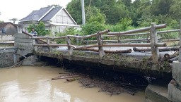 Jembatan Penghubung Desa Pengkol Babadan Retak Akibat Hujan Semalam