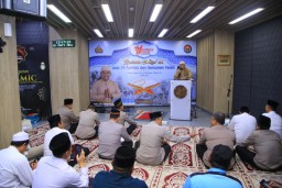 Wujud Peduli Sesama, Humas Polri Berikan Tali Asih Kepada 100 Anak Yatim pada Khatanan HUT Ke-74