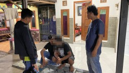Sat Resnarkoba Polres Cirebon Kota Amankan 108 Botol Miras dari Sebuah Warung di Suranenggala