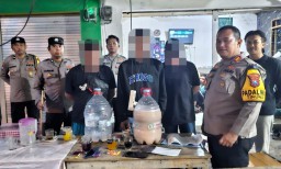 Patroli Kamtibmas Rutin, Polsek Tikung Amankan 20 Liter Miras dan Dua Pelaku