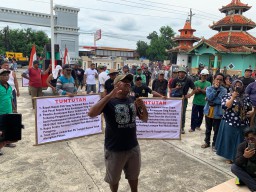Kades Asempapan Di Demo : Warga Nilai Pemerintah Tak Lagi Berpihak pada Rakyat