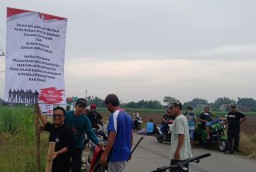 Warga Tambaharjo Pasang Spanduk Protes Sengketa Jalan, Desak PN Pati Tegakkan Keadilan