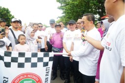 Bupati Sudewo Ikuti Jalan Sehat HGN, Tekankan Pentingnya Tata Kelola Pendidikan Berkualitas