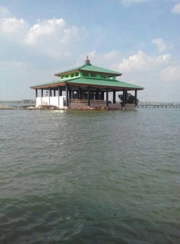 Wisata Religi:Keunikan Makam Syekh Abdullah Mudzakir Yang Berada Ditengah Pantai