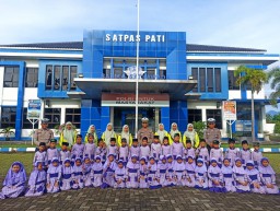 Belajar Tertib Lalu Lintas Sejak Dini, Satlantas Pati Ajak Siswa RA Ma’rifah Kenal SIM dan Rambu Jalan