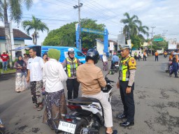 Aksi Simpatik Satlantas Pati di Jalan Pati–Gabus Bikin Pengendara Kaget Senang! Ini yang Terjadi Pagi Tadi