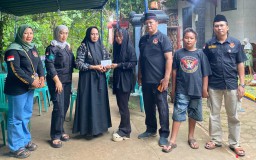Srikandi Squad Nusantara Jepara Berikan Santunan Kematian kepada Anggota di Desa Senenan
