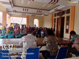 Penyaluran Bantuan Pangan di Desa Gunungsari Berjalan Lancar: 550 KPM Terima Beras & Minyak Goreng