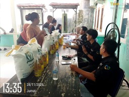 Penyaluran Bantuan Pangan di Desa Gunungsari Berjalan Lancar: 460 KPM Terima Beras & Minyak Goreng