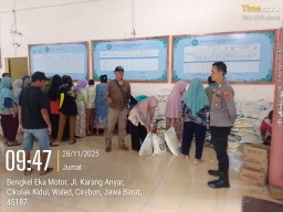 Penyaluran Bantuan Pangan Beras dan Minyak Goreng dari BULOG di Desa Cikulak Kidul Tahun 2025