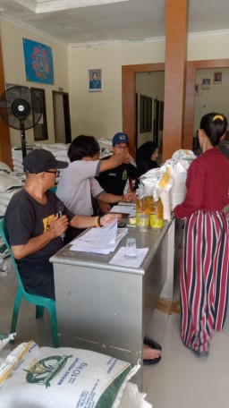 Pemerintah Desa Waled Asem Menyalurkan Beras Bulog dan Minyak Goreng kepada 342 KPM