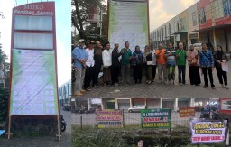 Pemdes Nogosari dan Warga Pasang Banner Penutupan Warkop Karaoke Di Ruko Meiko Pandaan