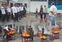 Satuan Pengamanan Haleyora Powerindo - PLN UIP JBTB Gelar Refreshment Simulasi Pemadaman APAR dan APAT