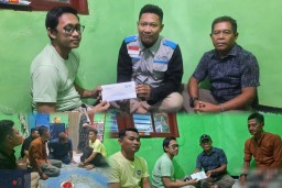 YBM PLN UIP JBTB Bersama Karyawan TAD Takziah dan Salurkan Santunan untuk Keluarga Almarhum Sutiyo