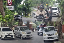 Langgar Rambu Larangan Berhenti, Taksi Online Penuhi Bahu Jalan Ketintang Baru