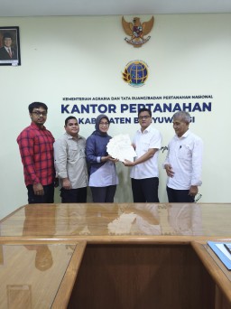 Tingkatkan Kepastian Hukum Aset Negara, PLN UIP JBTB Terima Sertipikat HGB SUTET 500 kV Paiton–Kalipuro 