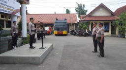 Kenaikan Pangkat Pengabdian Dua Personel Polres Cirebon Kota