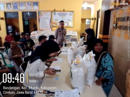 Desa Bandengan Bagikan Beras Bulog dan Minyak Goreng Untuk 256 Keluarga Warganya