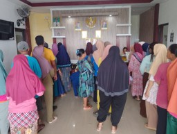 Penyaluran Bantuan Pangan di Desa Penpen Kecamatan Mundu, 710 KPM Terima Beras dan Minyak Goreng