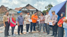 Pramuli dan SATLANTAS Polres Rembang Berikan Bantuan Musibah Kebakaran Di Desa Ngadem