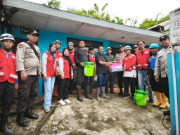 Keluarga Korban Longsor Tlogosari dapat Bansos dari Polres Pasuruan