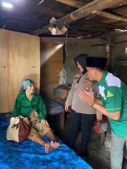 Kapolsek Lumbang dan Ansor Salurkan Sedekah untuk Lansia dan Dhuafa di Desa Pancur