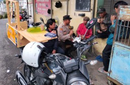 Polisi "Jajakan Kopi Keliling" di Prigen untuk Jaga Kamtibmas