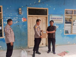 Kapolres Serahkan Alat Evakuasi ke Wilayah Rawan Banjir Lemahwungkuk