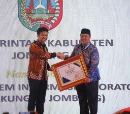 Jombang Raih Penghargaan Gubernur Jatim di Ajang KOVABLIK 2025