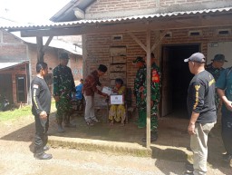 Kodim 0719 dan Squad Nusantara Salurkan Bantuan Dompet Peduli untuk Warga Lansia di Sumanding