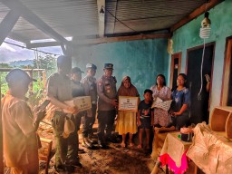 Polres Pasuruan Salurkan Bansos untuk Warga Terdampak Sambaran Petir di Desa Cowek