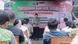 Keluarga Besar Polres Jombang Berikan Bantuan Sosial kepada Mahasiswa Asal Aceh, Sumut, dan Sumbar