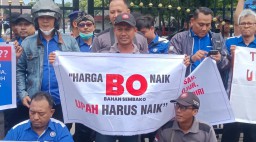 Puluhan Serikat Buruh Demo di Kantor Bupati Pati, Tolak Upah Murah dan Desak Kenaikan UMK