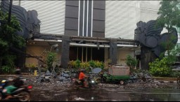 Motor Tiga Roda Yang Tertimpa Reruntuhan Matrial Plang Pemkab Lamongan Gedung Kantor Ambruk di Terjang Angin
