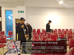 Pastikan Ibadah Natal Aman, Polres Cirebon Kota Sterilisasi Gereja Kalvari Lemahwungkuk