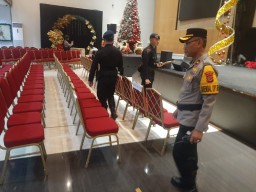 Polres Cirebon Kota Sterilisasi Gereja GSPDI Filadelfia Jelang Misa Malam Natal
