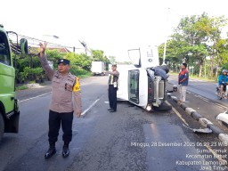 Polres Lamongan – Pospam Pasar Babat Quick Respons Evakuasi Kecelakaan Lalu Lintas Tunggal