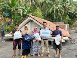 Banjir Lahar Semeru Masih Menghantui, YBM PLN UIP JBTB Salurkan Bantuan ke Penyintas Lumajang