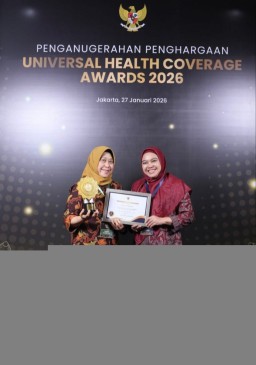 Dukung Program JKN, Pemkot Surabaya Terima Penghargaan UHC Awards 2026